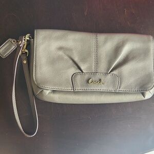 ✨️Coach Metallic Pewter Leather Wristlet Clutch